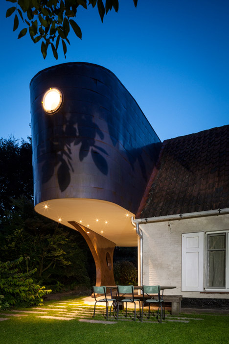 A-copper-annex-to-a-fermette-by-Vens-Vanbelle-architecture_dezeen