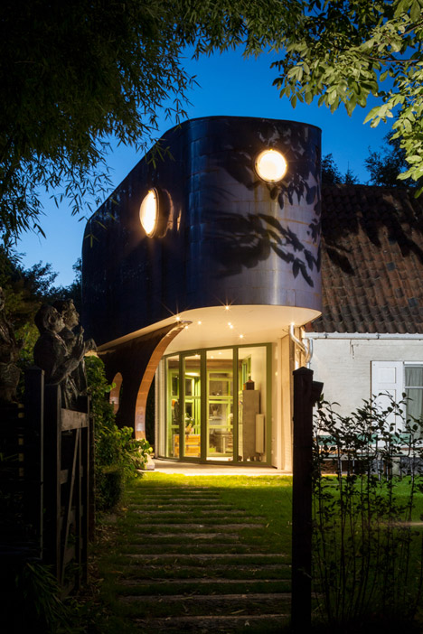 A-copper-annex-to-a-fermette-by-Vens-Vanbelle-architecture_dezeen