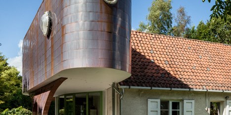 Atelier Vens Vanbelle adds “retro-futuristic capsule” to a Belgian home