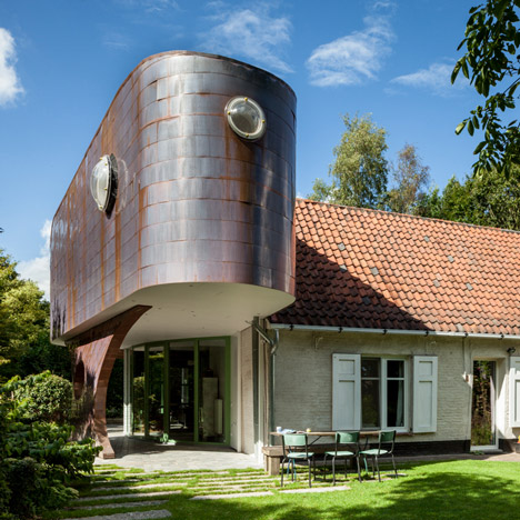 Atelier Vens Vanbelle adds “retro-futuristic capsule” to a Belgian home
