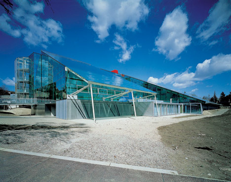 Hadid, Holl and Gehry join fight to save "masterpiece" school by Helmut Richter