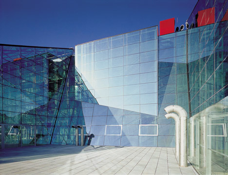 Hadid, Holl and Gehry join fight to save "masterpiece" school by Helmut Richter