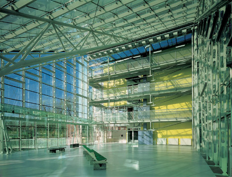 Hadid, Holl and Gehry join fight to save "masterpiece" school by Helmut Richter