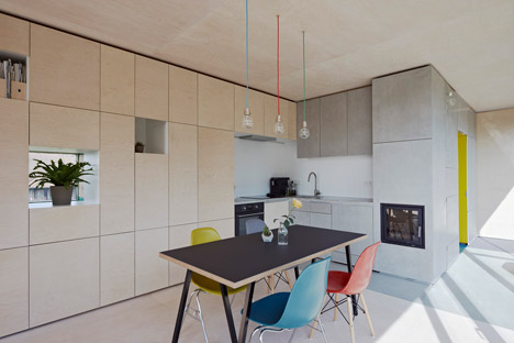 House at the pond by Hammerschmid Pachl Seebacher Architekten