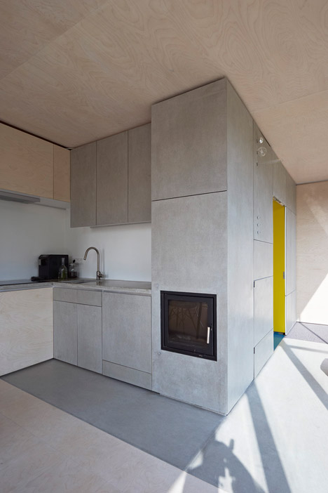 House at the pond by Hammerschmid Pachl Seebacher Architekten