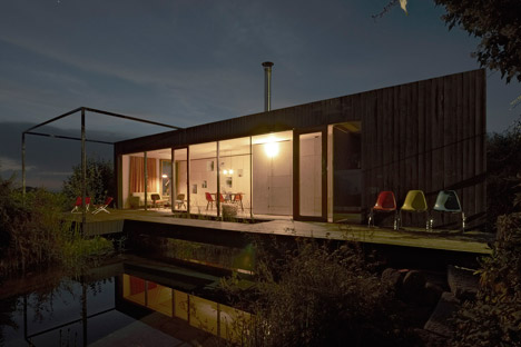 House at the pond by Hammerschmid Pachl Seebacher Architekten