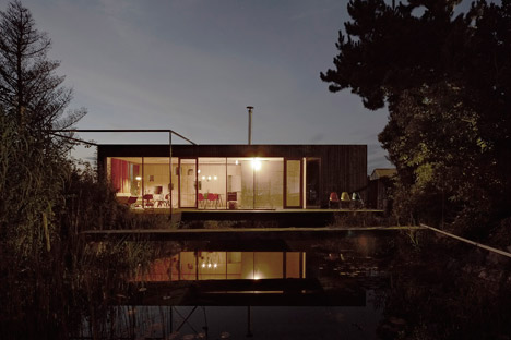 House at the pond by Hammerschmid Pachl Seebacher Architekten