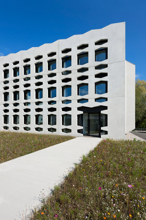 Neutrabuilding by Wurm + Wurm