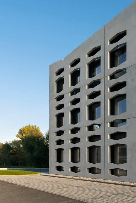 Neutrabuilding by Wurm + Wurm