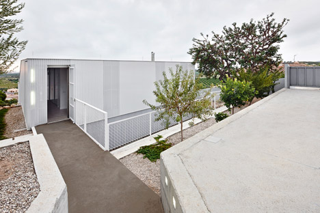 Seasonless House by Casos de Casas
