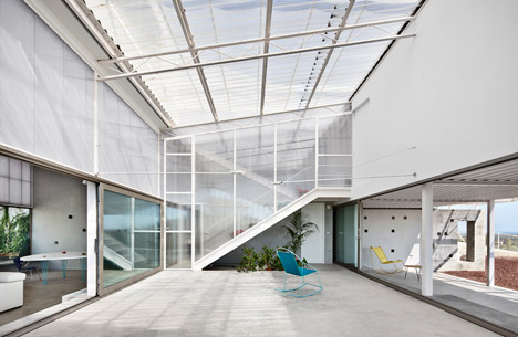 Seasonless House by Casos de Casas
