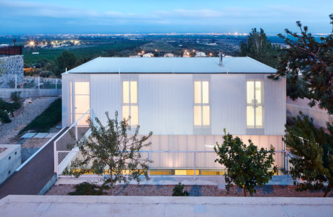 Seasonless House by Casos de Casas