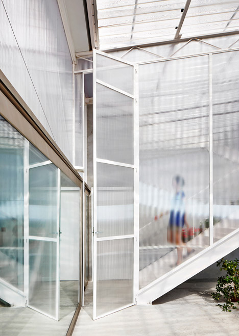 Seasonless House by Casos de Casas