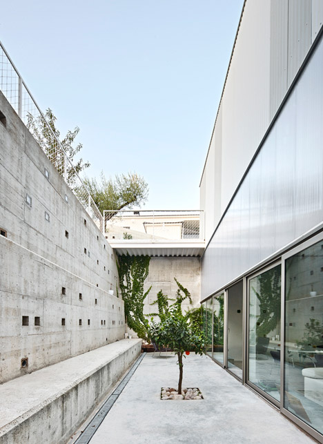 Seasonless House by Casos de Casas