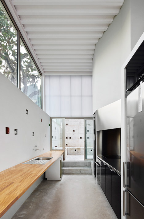Seasonless House by Casos de Casas