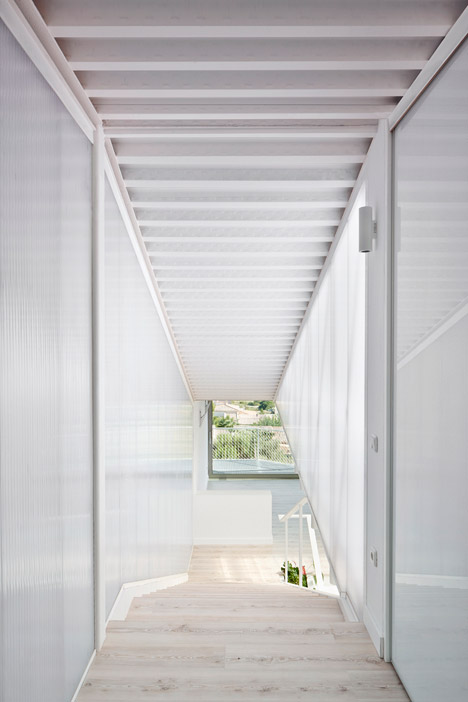 Seasonless House by Casos de Casas