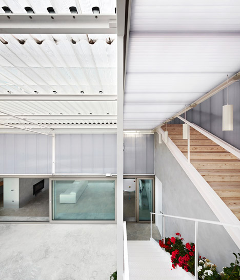Seasonless House by Casos de Casas