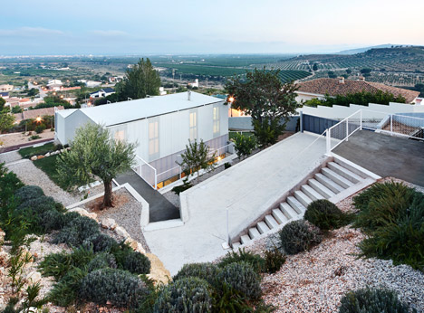 Seasonless House by Casos de Casas