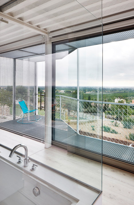 Seasonless House by Casos de Casas