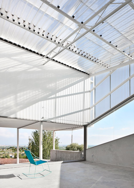 Seasonless House by Casos de Casas
