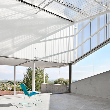 Seasonless House by Casos de Casas