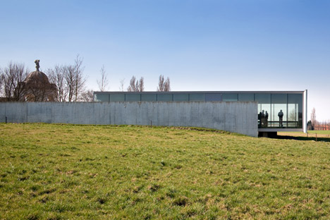 Tyne-Cote-Cemetry-entrance-pavillion-by-Govaert-and-Vanhoutte-architectuurburo_dezeen_468_0