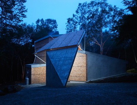 House in Nagohara by Double Negatives Architecture