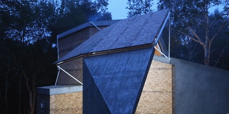 House by Double Negatives Architecture adapted to suit a difficult woodland site