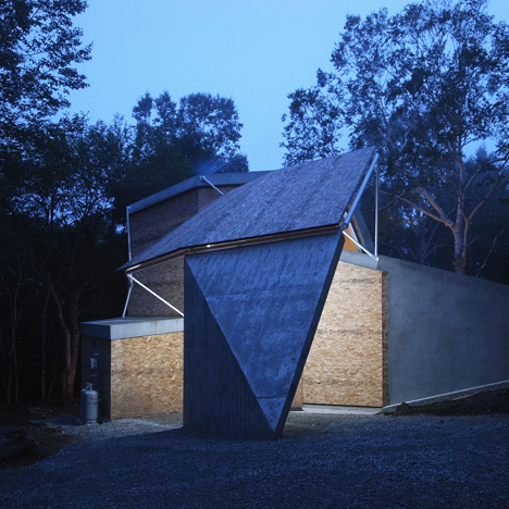 House by Double Negatives Architecture adapted to suit a difficult woodland site