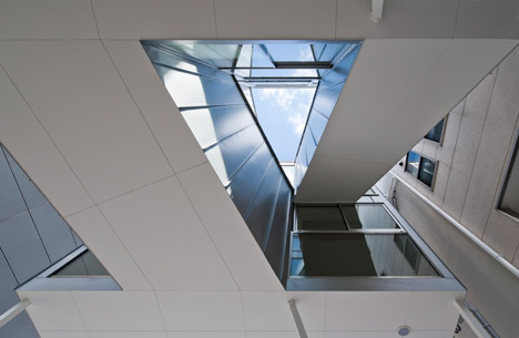 Dig-In-the-Sky-by-Alphaville-Architects_dezeen_468_8