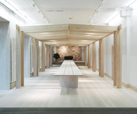 Dinesen showroom by Oeo