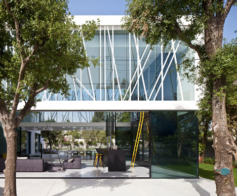 House-of-Parties-by-Pitsou-Kedem_dezeen_468_1
