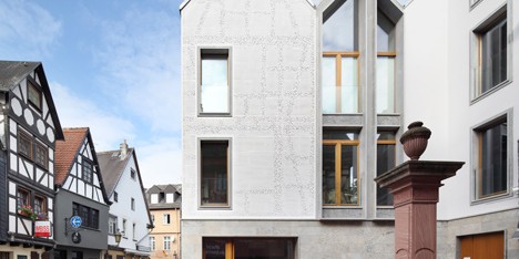 Franken Architekten engraves ghost timbers into facade of Frankfurt house