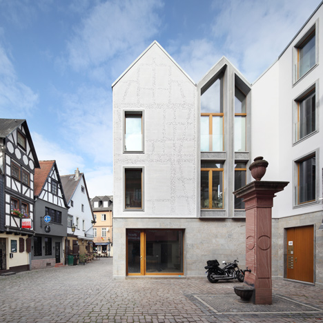 Franken Architekten engraves ghost timbers into facade of Frankfurt house