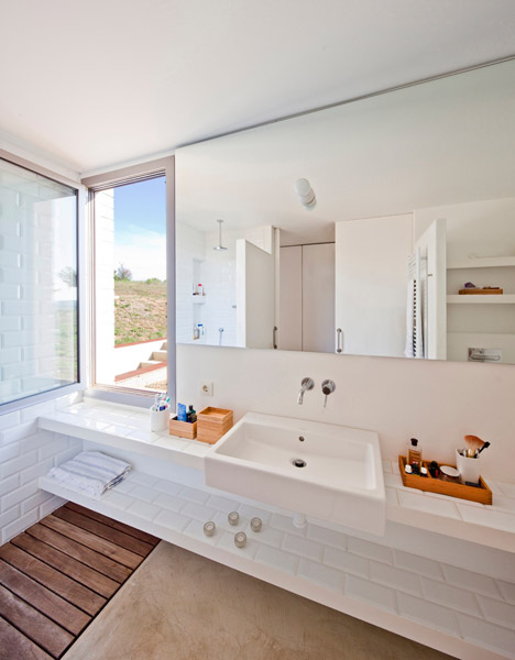 MMMMMS House by Anna & Eugeni Bach