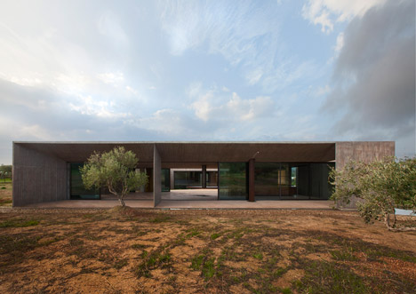 Residence in Megara by Tense Architecture Network