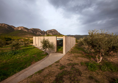 Residence in Megara by Tense Architecture Network