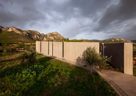 Residence in Megara by Tense Architecture Network