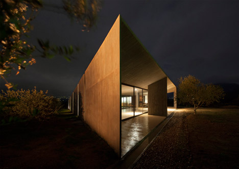 Residence in Megara by Tense Architecture Network