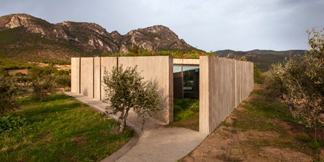 Residence in Megara by Tense Architecture Network