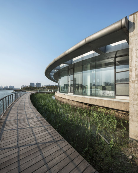 Waterfront restaurant by Pro-Form Architects