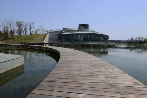 Waterfront restaurant by Pro-Form Architects