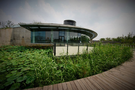 Waterfront restaurant by Pro-Form Architects
