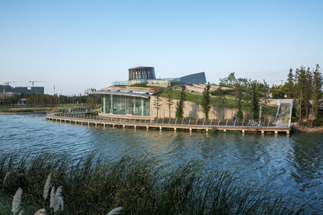 Waterfront restaurant by Pro-Form Architects