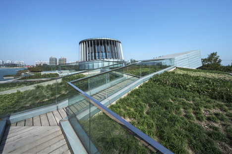 Waterfront restaurant by Pro-Form Architects