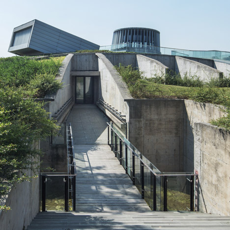 Waterfront restaurant by Pro-Form Architects