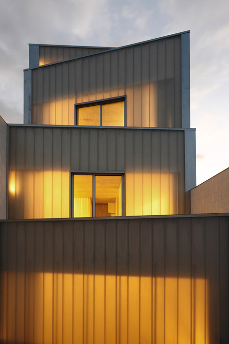 Casa #20 by RUE Architects