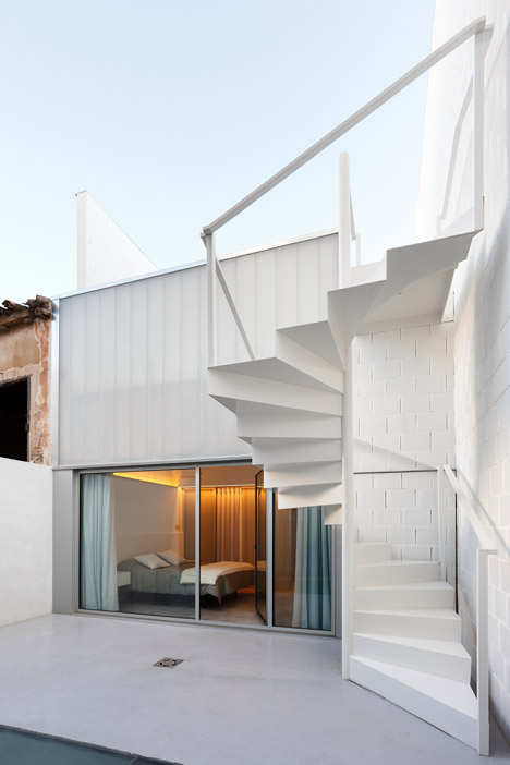 Casa #20 by RUE Architects