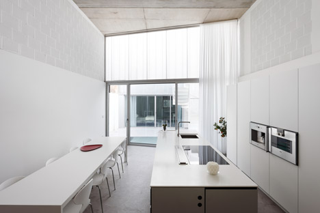 Casa #20 by RUE Architects
