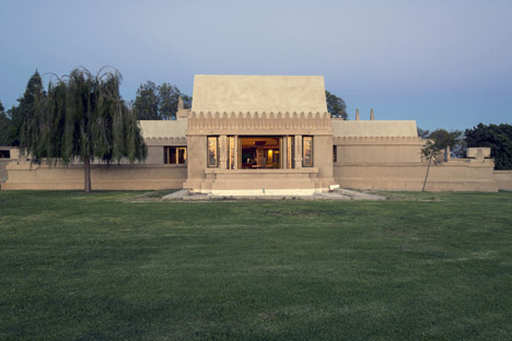 Frank-Lloyd-Wright-Hollyhock-House_dezeen_468_0